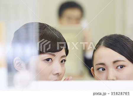 銀行窓口　働く人 35828765