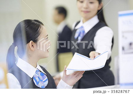 銀行窓口　働く人 35828767