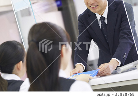 銀行窓口　お客様 35828769