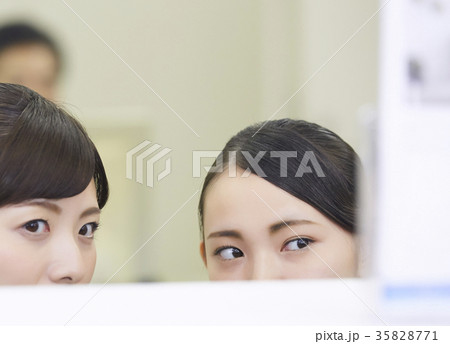 銀行窓口　働く人 35828771