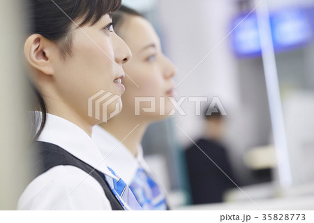 銀行窓口　働く人 35828773