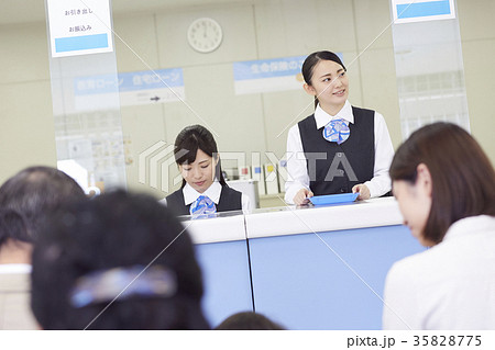銀行窓口　働く人 35828775