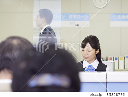銀行窓口　働く人 35828776