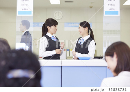 銀行窓口　働く人 35828781