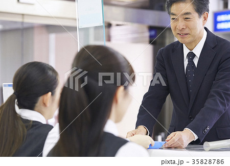 銀行窓口 お客様 銀行窓口 お客様 35828786