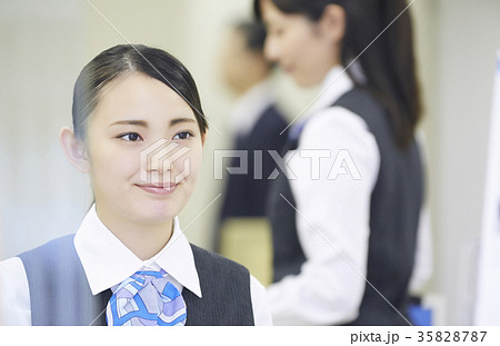 銀行窓口 働く人 銀行窓口 働く人 35828787