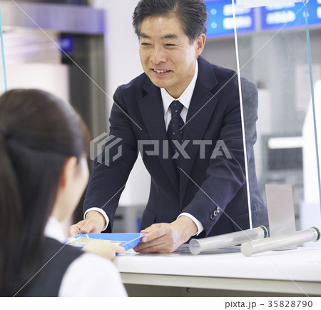 銀行窓口　お客様 35828790