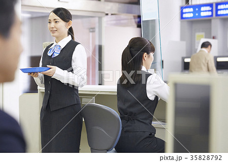 銀行　働く人 35828792
