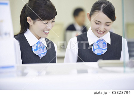 銀行窓口　働く人 35828794