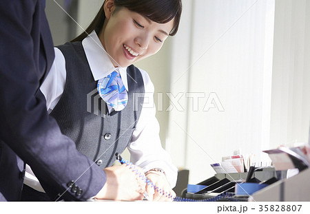 銀行 案内係 銀行 案内係 35828807