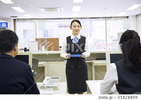 銀行　働く人 35828809