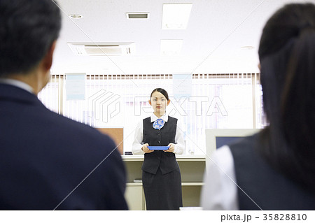 銀行　働く人 35828810