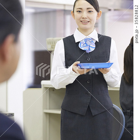 銀行　働く人 35828812