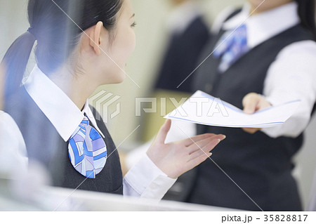 銀行窓口 働く人 銀行窓口 働く人 35828817