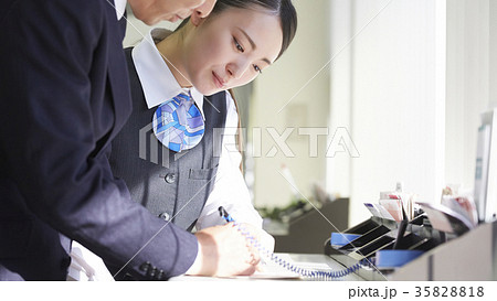 銀行　案内係 35828818