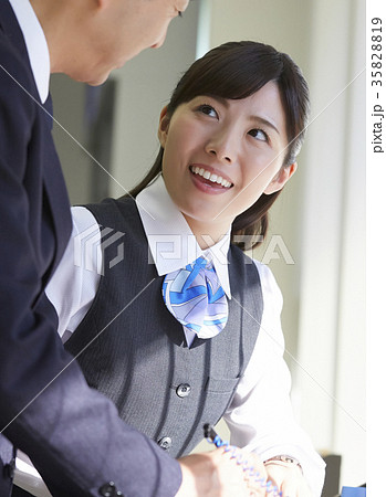 銀行 案内係 銀行 案内係 35828819