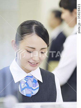 銀行窓口 働く人 銀行窓口 働く人 35828821