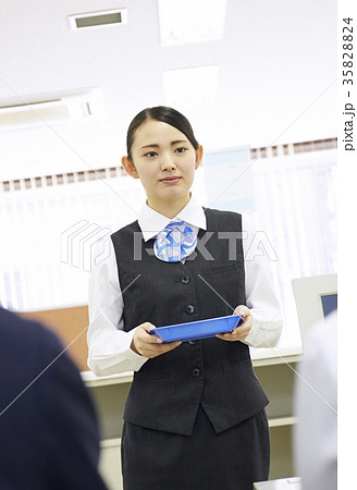 銀行　働く人 35828824