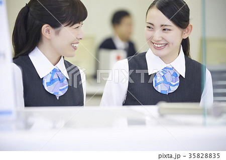 銀行窓口　働く人 35828835