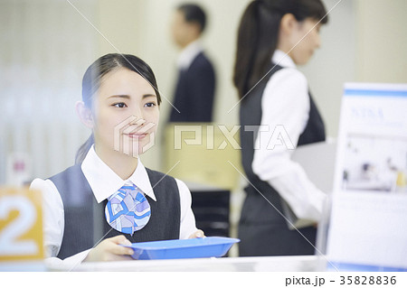 銀行窓口 働く人 銀行窓口 働く人 35828836