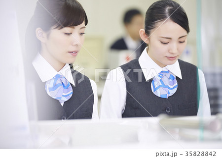 銀行窓口　働く人 35828842