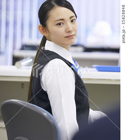 銀行窓口　働く人 35828848