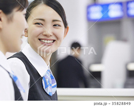 銀行窓口 働く人 銀行窓口 働く人 35828849