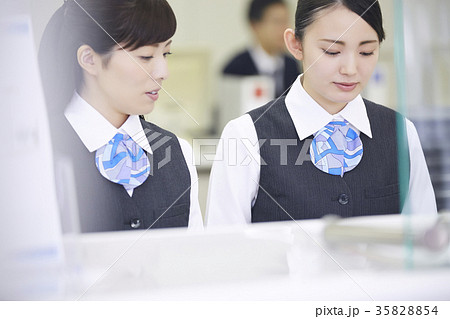 銀行窓口　働く人 35828854