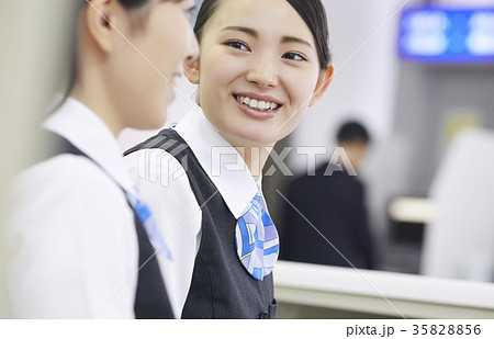 銀行窓口　働く人 35828856