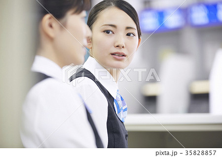 銀行窓口 働く人 銀行窓口 働く人 35828857