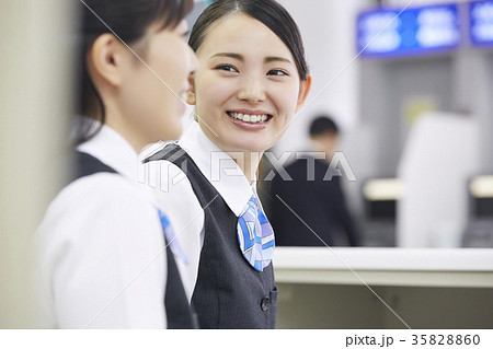 銀行窓口　働く人 35828860