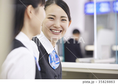 銀行窓口　働く人 35828863