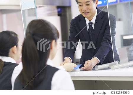 銀行窓口 お客様 銀行窓口 お客様 35828866