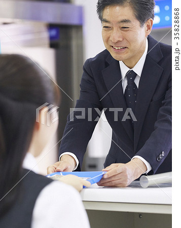 銀行窓口 お客様 銀行窓口 お客様 35828868