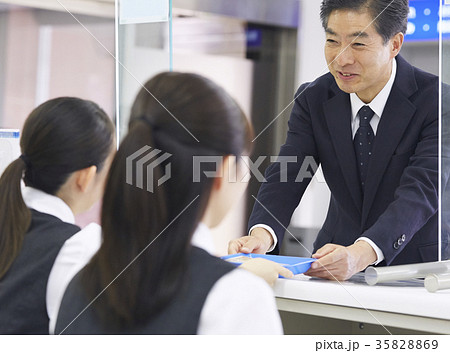 銀行窓口 お客様 銀行窓口 お客様 35828869