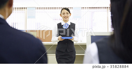 銀行　働く人 35828884