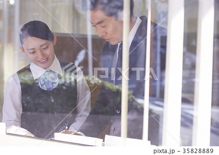 銀行 案内係 銀行 案内係 35828889