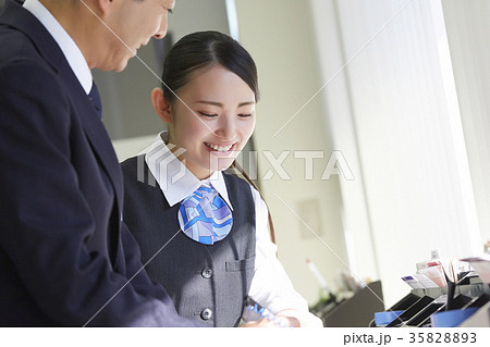 銀行 案内係 銀行 案内係 35828893