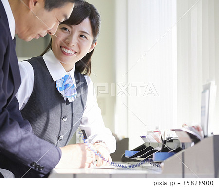 銀行 案内係 銀行 案内係 35828900