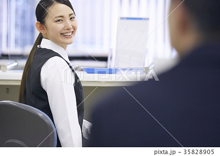 銀行窓口 働く人 銀行窓口 働く人 35828905