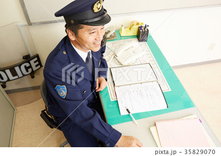 交番に勤務する警官 35829070