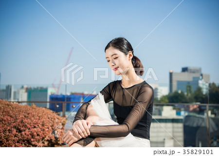 バレリーナ 若い女性 都市 35829101