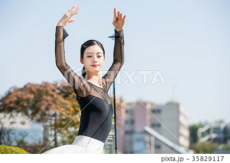 バレリーナ ダンス 若い女性 35829117