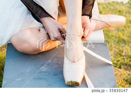 バレリーナ 足 靴 35830147