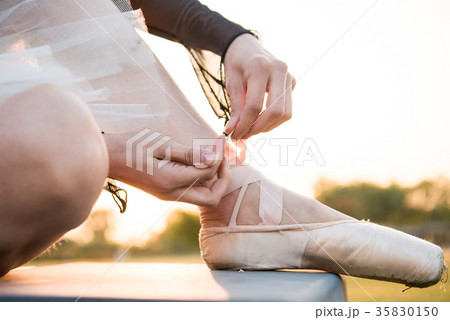 バレリーナ ダンス 若い女性 35830150