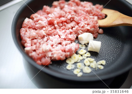 料理 (調理 豚肉 牛脂 ガーリック にんにく キッチン 台所 家事 IH オール電化 食べ物) 料理 (調理 豚肉 牛脂 ガーリック にんにく キッチン 台所 家事 IH オール電化 食べ物) 35831646