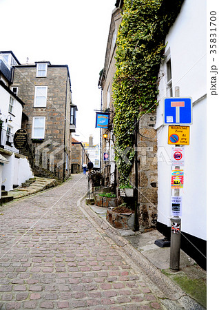 英国のリゾート地　セント・アイヴスの石畳の町並み 35831700