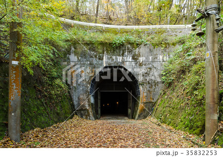 旧国鉄篠ノ井線　廃線敷コース  三五山トンネル 35832253