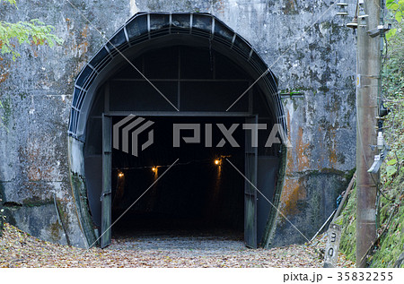 旧国鉄篠ノ井線　廃線敷コース  三五山トンネル 35832255