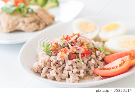 Spicy minced pork salad with egg 35833114